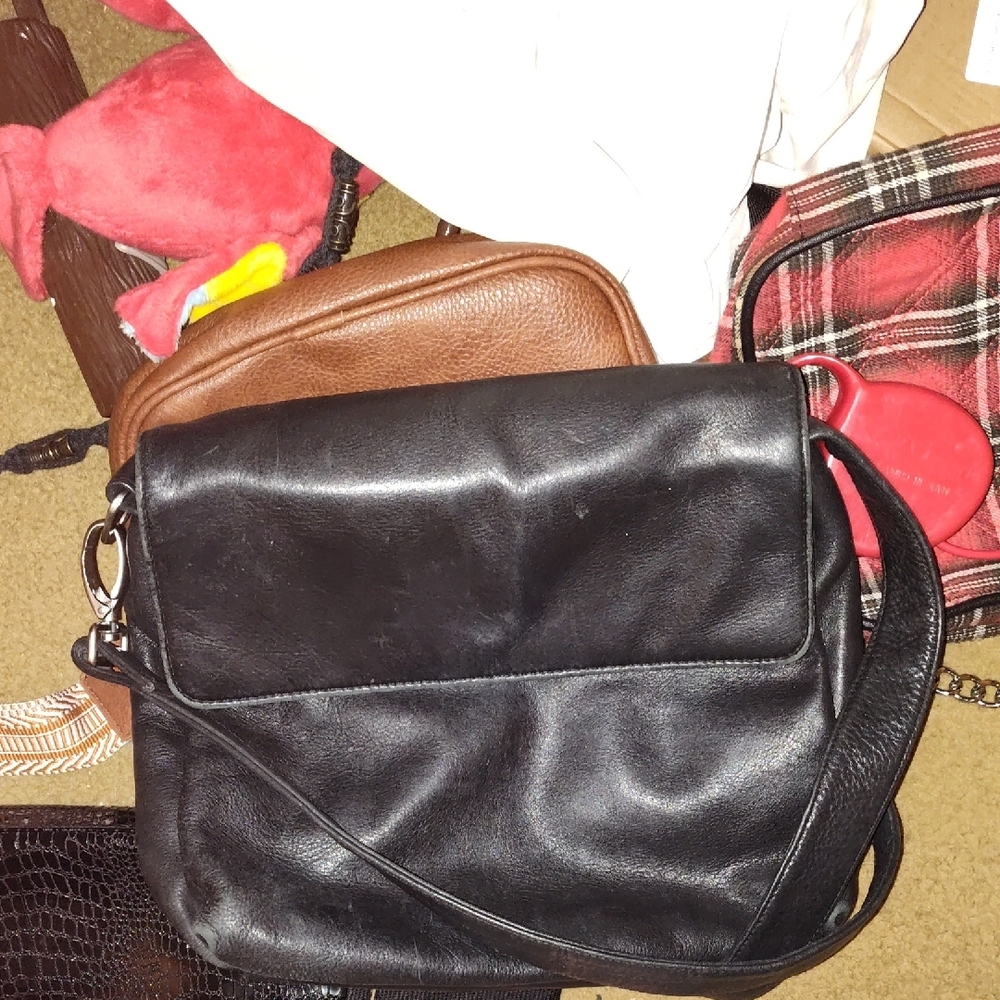 Tignanello Black Messenger Bag with Glossy Leather and Structured Design